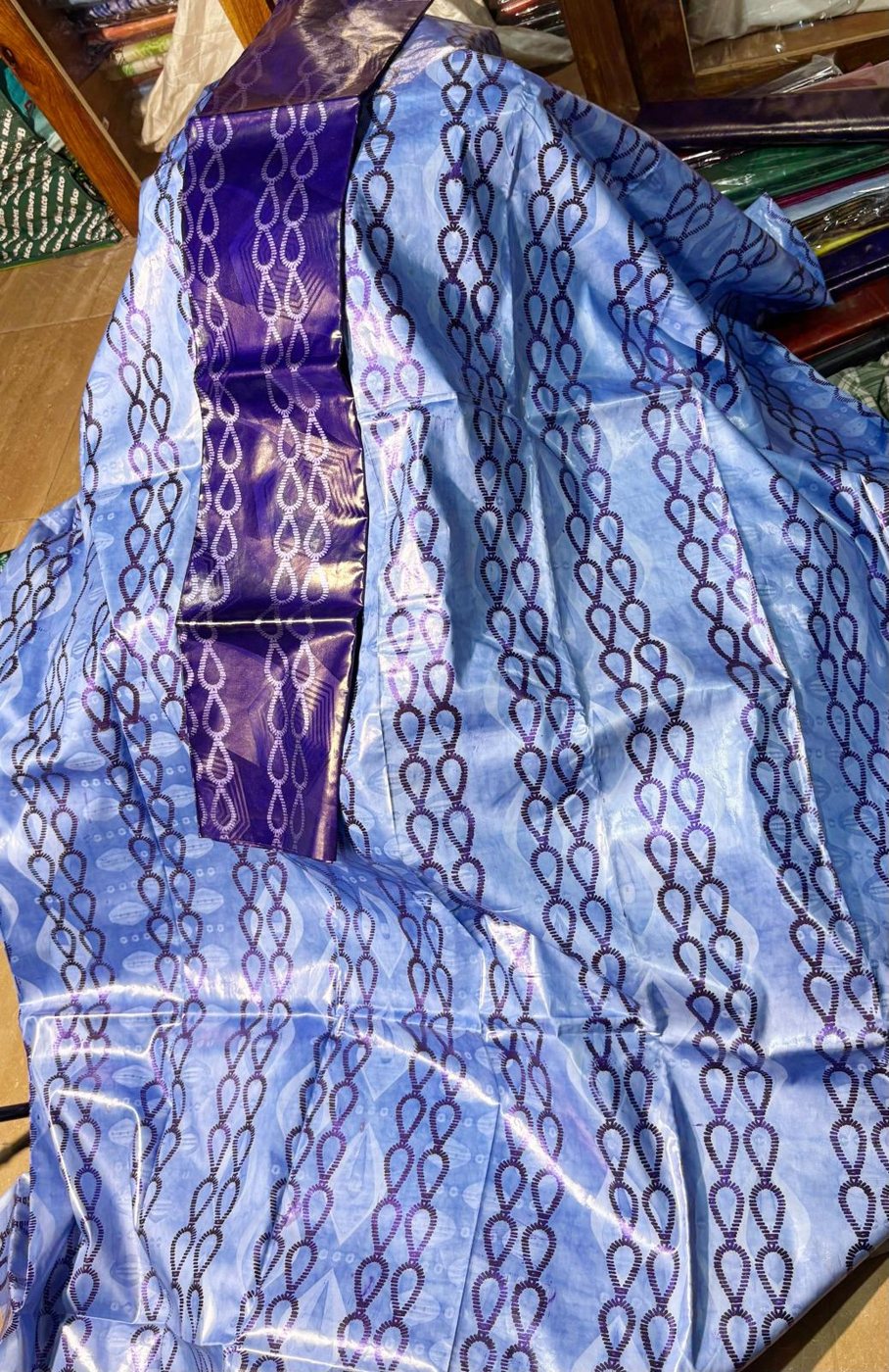 Bazin bleu et violet teint à l’atelier