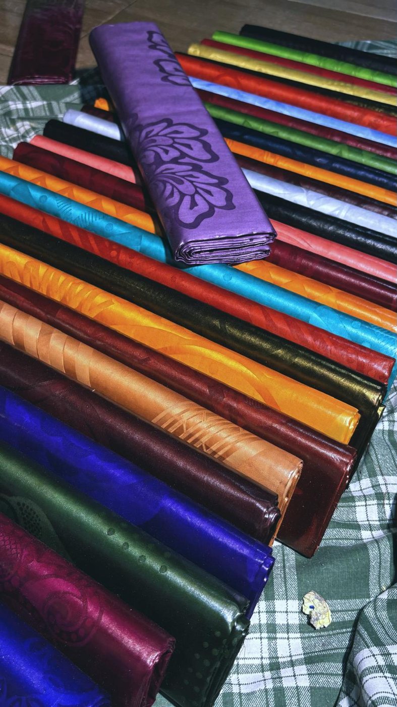 Bazin unis aux couleurs variées