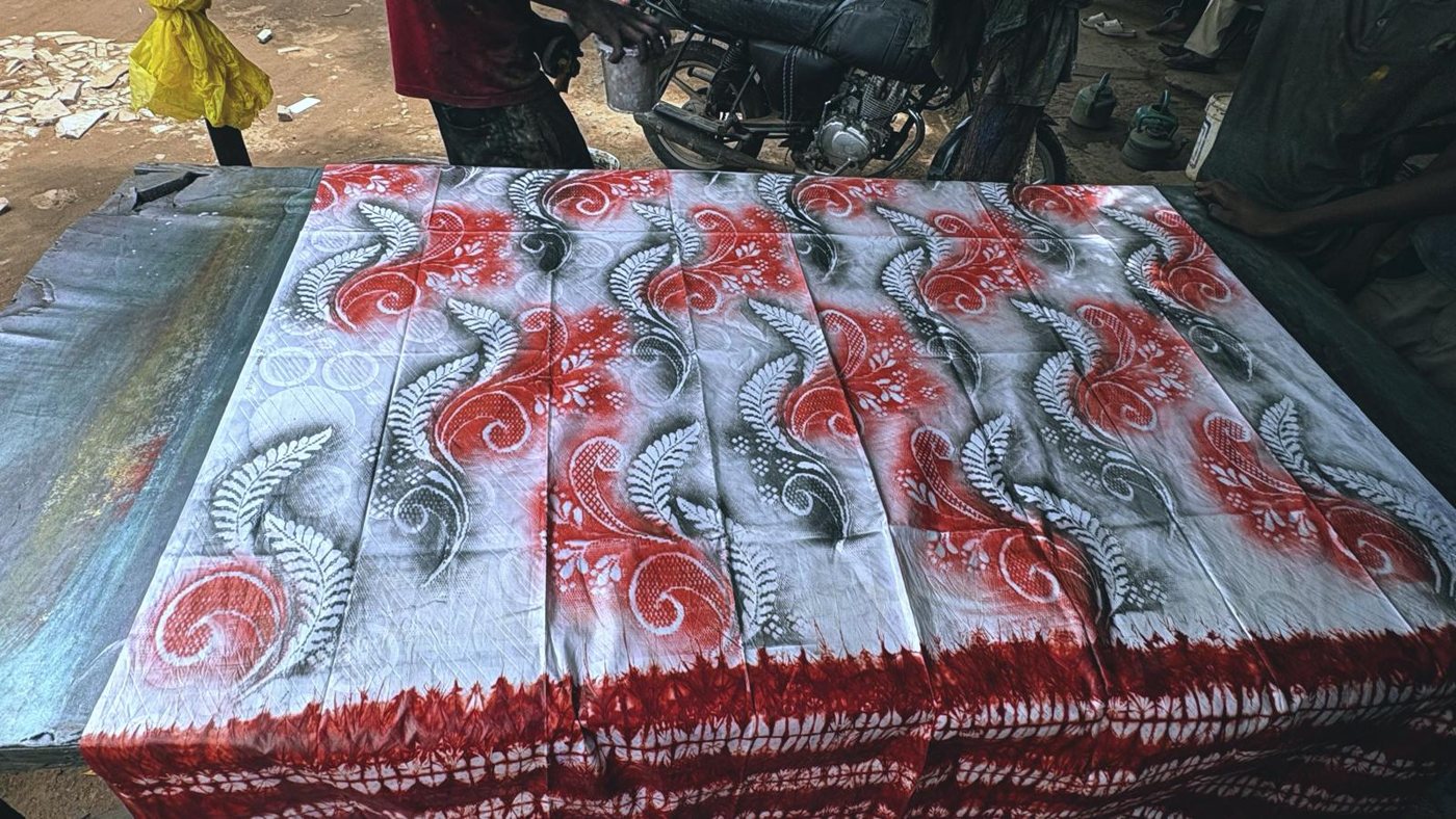 Bazin teint à motifs floraux