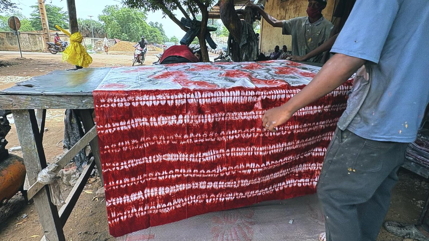 Tissu bazin rouge à motifs